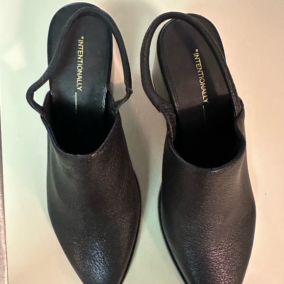 Black Internationally clogs with strap - Picture 2 of 6